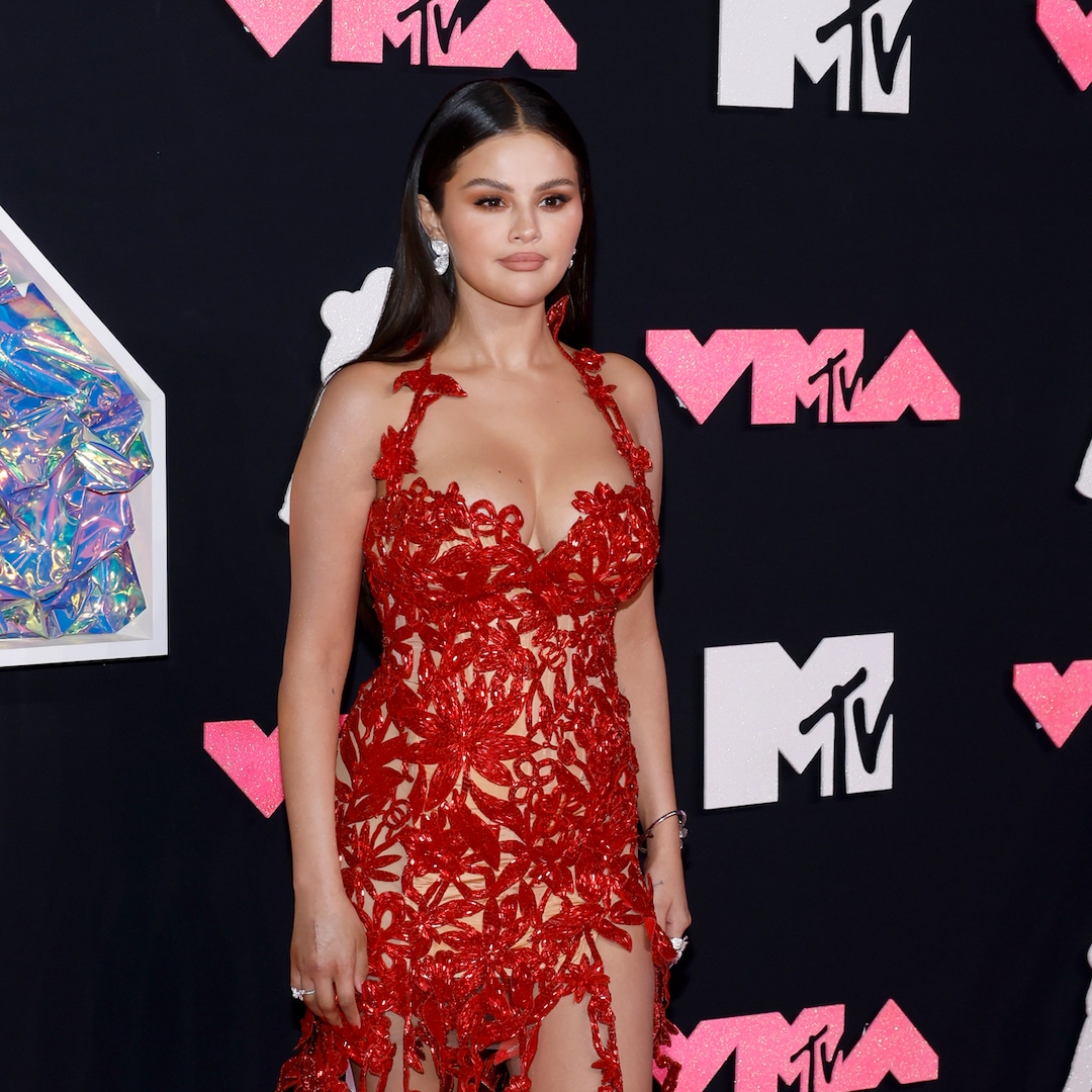 Selena Gomez Just Had the Most Relatable Wardrobe Malfunction – E! Online